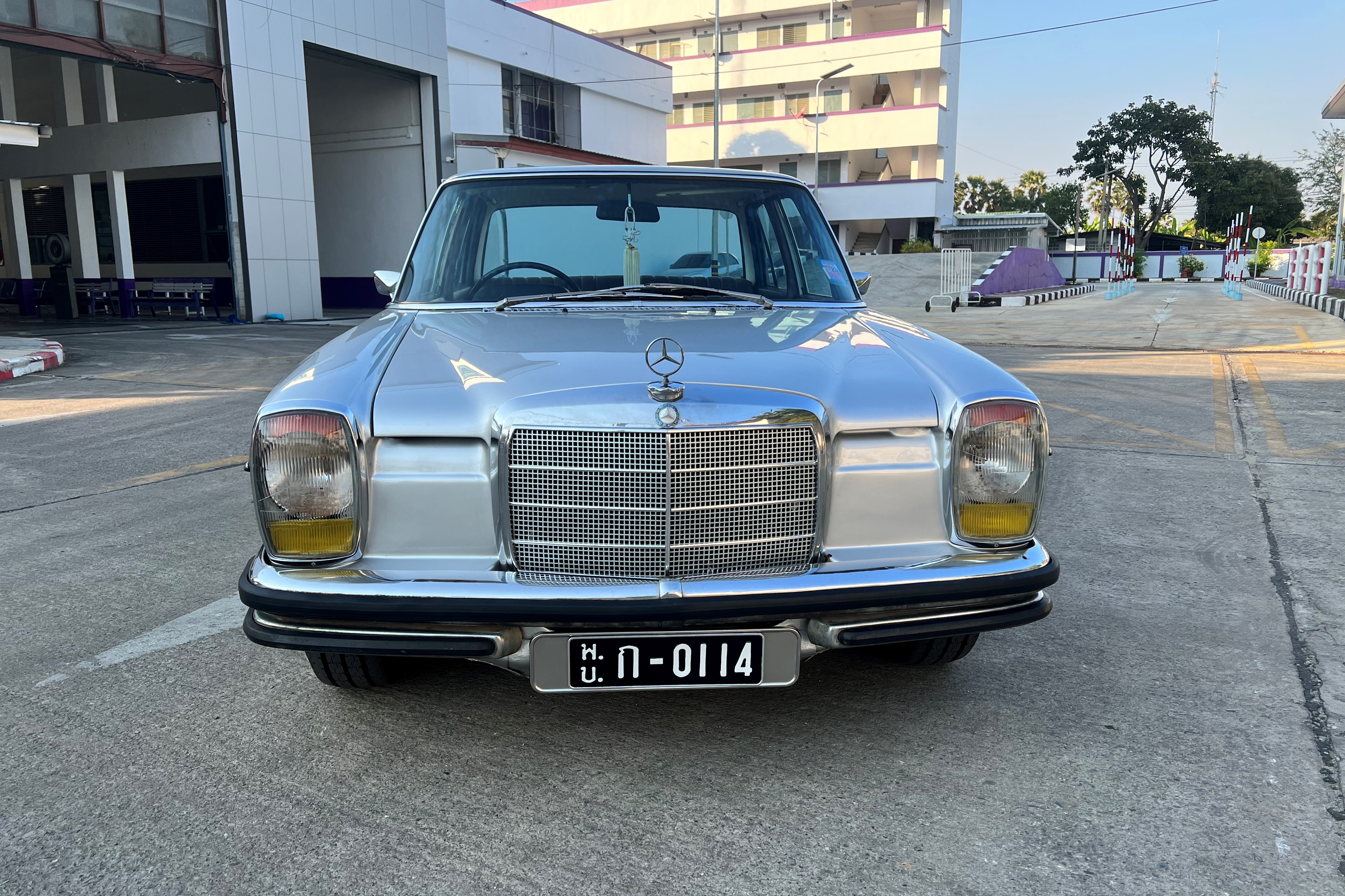 MERCEDES-BENZ W114 